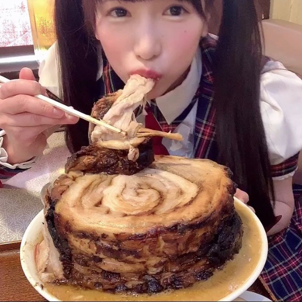 連肉食怪都會怕！日本推出「像樹幹般的巨大叉燒拉麵」你敢挑戰嗎？
