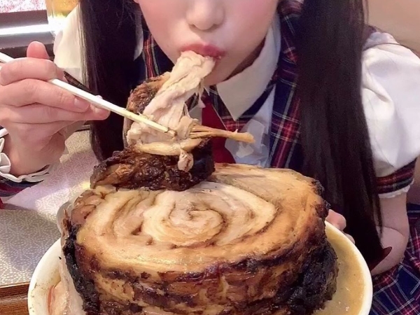 連肉食怪都會怕！日本推出「像樹幹般的巨大叉燒拉麵」你敢挑戰嗎？