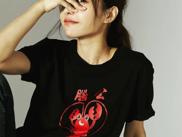 你真的敢穿嗎?蔡依林無預警曝光與 GAP 聯名「龍蝦裝」!竟被發現是在向「緋聞網友」示愛!?