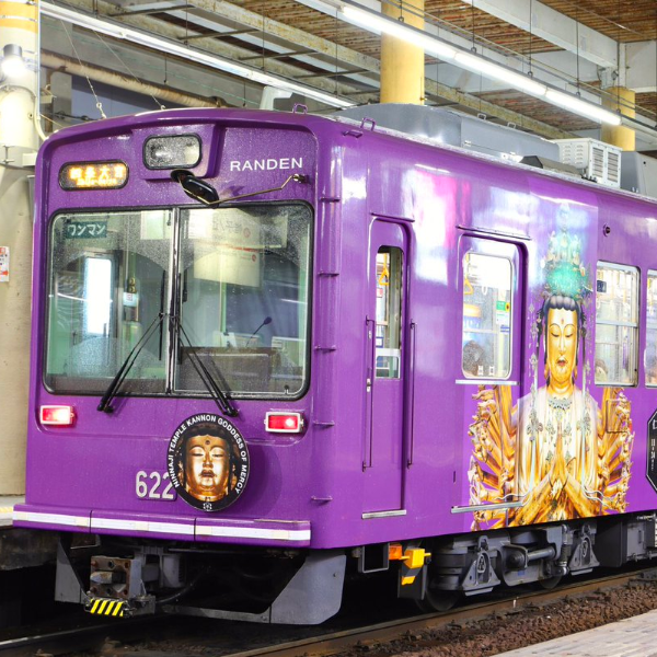佛系電車出巡？！京都嵐電推出「千手觀音」主題列車　車頂掛滿手臂超獵奇