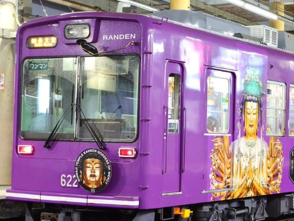 佛系電車出巡？！京都嵐電推出「千手觀音」主題列車　車頂掛滿手臂超獵奇