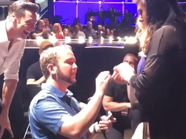 超有面子!休傑克曼助攻幸運粉絲求婚 上萬名演唱會觀眾都是見證人!