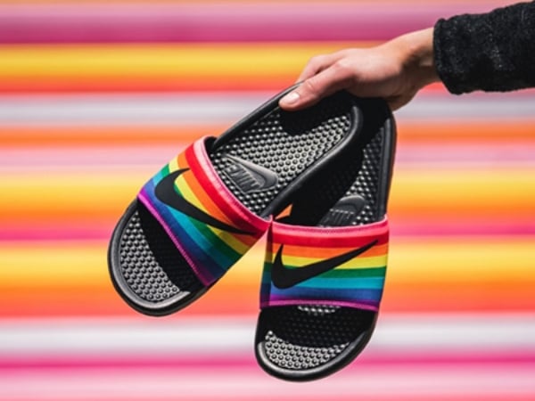 2021 必穿 Nike、Gucci 等「 5 雙拖鞋」推薦，夏天就靠它們舒爽防水帥一波！