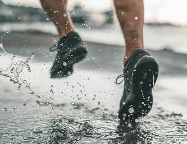 下雨天照樣穿帥鞋！這 5 招球鞋防雨秘訣讓你對抗「毀滅性暴雨」，網友：我都直接用最後一招
