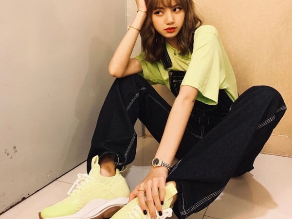 小心變成行走的螢光棒!Lisa、NICK 都搶著上身的「螢光系單品」怎麼穿? 這 3 個重點一定要筆記~