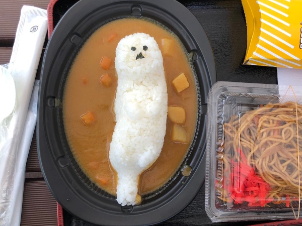 日本網友分享「看起來生無可戀的造型咖哩飯」被推爆！意外釣出超多崩壞的兒童餐