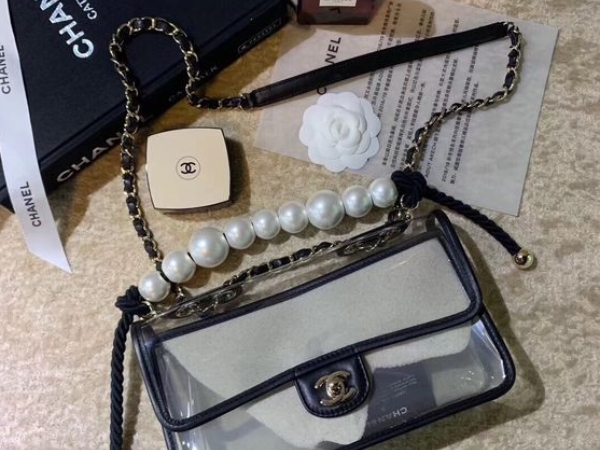 夏日度假風必備 Chanel 超生火 PVC 單品！ 手袋、涼鞋讓女孩一次滿足