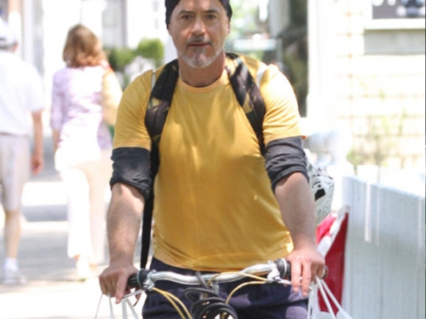 鋼鐵人的退休生活？小勞勃道尼扛 3 大袋購物太庶民，網友笑：誰能猜到這是身價破億的巨星？