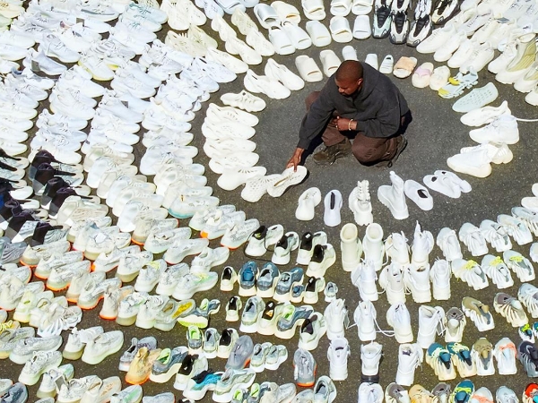 肯爺將上百雙 Yeezy 蒐藏一字排開登《Forbes》!並透露 2019 年將創造「Yeezy 帝國」