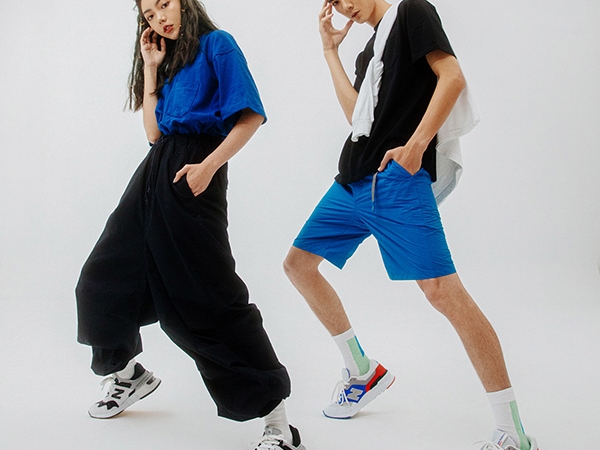 是情侶更是摯友！金承、李柔甜而不膩的 Homie 式穿搭，關鍵就是 NB997！