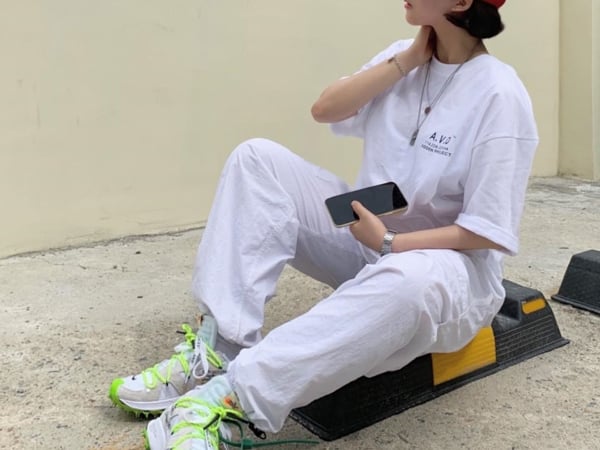 不要再穿黑白色了！這 5 雙連男友都搶著要「百搭螢光球鞋」肯定要把它納入妳的鞋櫃！