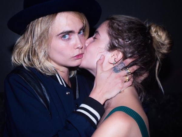 粉絲集體失戀!英國超模 Cara Delevingne 被爆疑與女友法國浪漫訂婚 甜蜜接吻狂放閃!