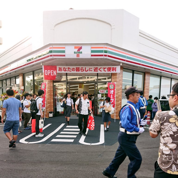 大排長龍！沖繩首家 7-11 終於開店　居民感動：最靠近的小 7 超商終於不是台灣了！