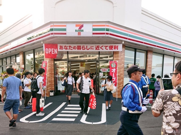 大排長龍！沖繩首家 7-11 終於開店　居民感動：最靠近的小 7 超商終於不是台灣了！