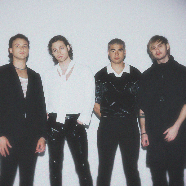 搖滾男團到暑五秒加盟新東家成為卡卡師弟   全新面貌讓千萬粉絲狂喊「帥到中暑」