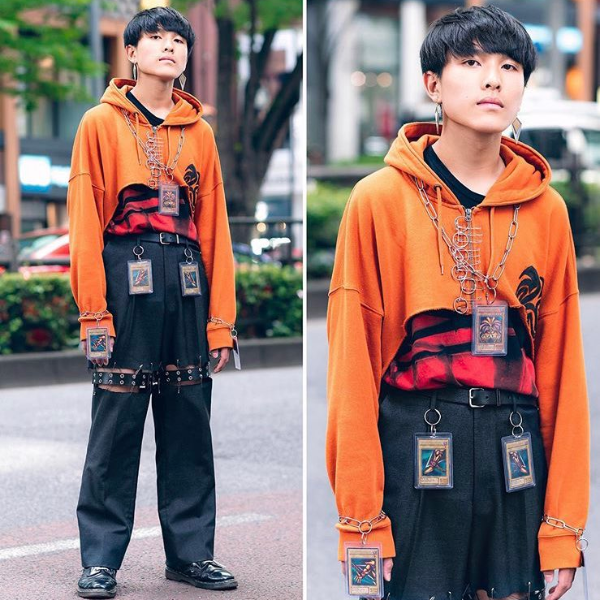 潮到出水？東京男孩把《遊戲王》黑暗大法師搭配在身上　網友爆笑：時尚到走路都在贏！