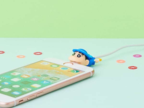 穿著幼稚園制服的小新也太可愛！《蠟筆小新》、《航海王》咬咬手機充電線保護套新款上市