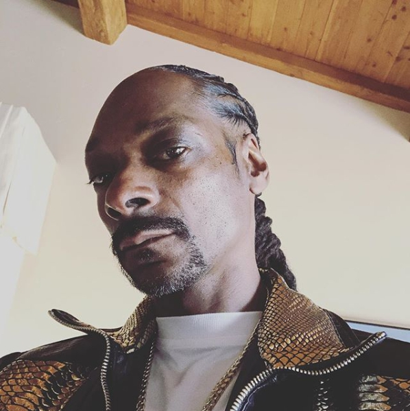 看不下去！Snoop Dogg 怒轟玩「踢瓶蓋遊戲」簡直是蠢蛋　狗哥發明了這個更霸氣的挑戰！