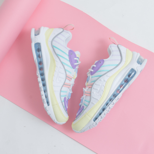 讓男友回到初戀的感覺～穿上這 4 雙「粉彩系球鞋」包妳整個人自帶夢幻粉紅光圈！