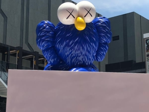 超巨 KAWS 登陸台中！本尊與羅志祥親自揭幕、還有限量週邊等你買爆！