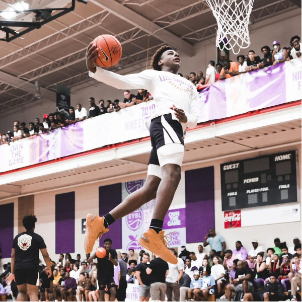 完美遺傳基因！詹皇大兒子 Bronny 曬出自己的比賽照　球迷讚嘆：「簡直跟父親一模一樣！」