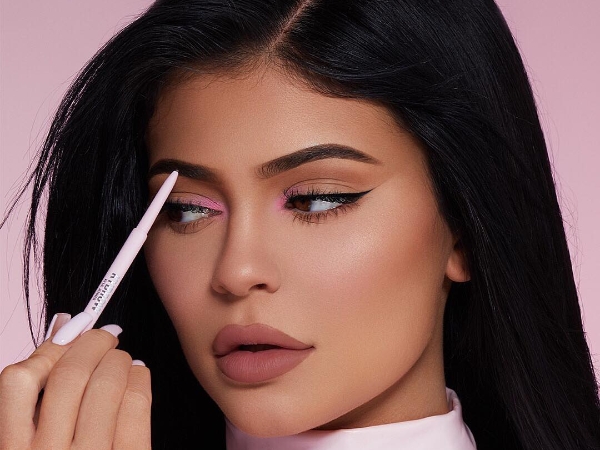 這是複製貼上?女網友用超神化妝術把自己變成「翻版 Kylie 」網友:差點以為我脫窗了⋯