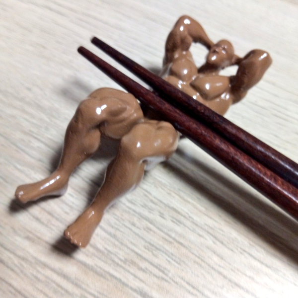 讓大肌肌陪你吃飯！日本設計師推出猛男系列筷夾、排檔桿、筆架　女網友：好想當那雙筷子