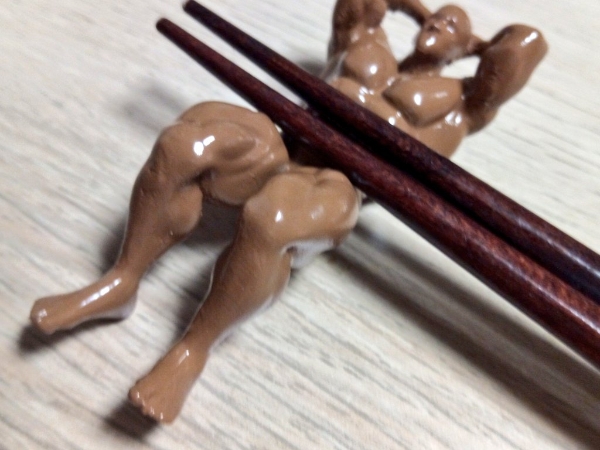 讓大肌肌陪你吃飯！日本設計師推出猛男系列筷夾、排檔桿、筆架　女網友：好想當那雙筷子