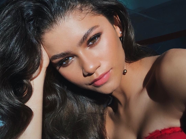 蜘蛛女 Zendaya 戲外反差超級大!私下根本是個「高級臉」辣妹!靠 4 招養出自然美顏值~