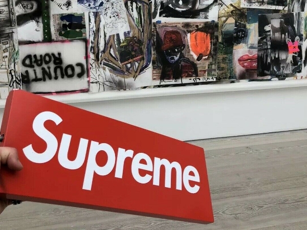被偷的 Supreme 倫敦店招牌終於找到了？！居然出現在 ebay 上以 5 萬台幣拍賣中⋯