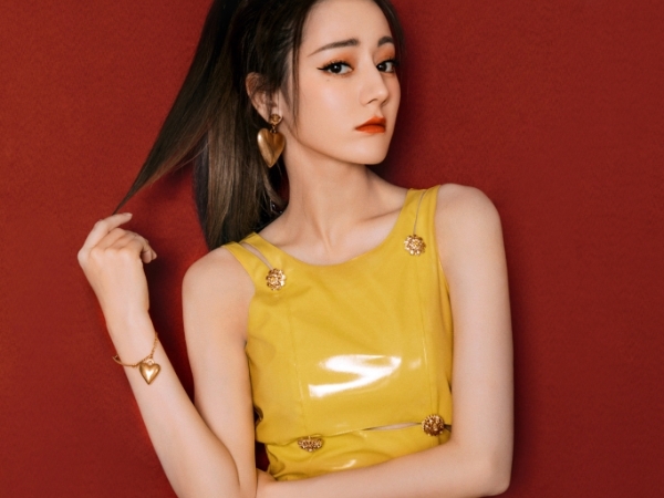 秋天是戀愛的季節！楊冪、迪麗熱巴 戴上 Versace  「LOVE」  釋放愛情高能