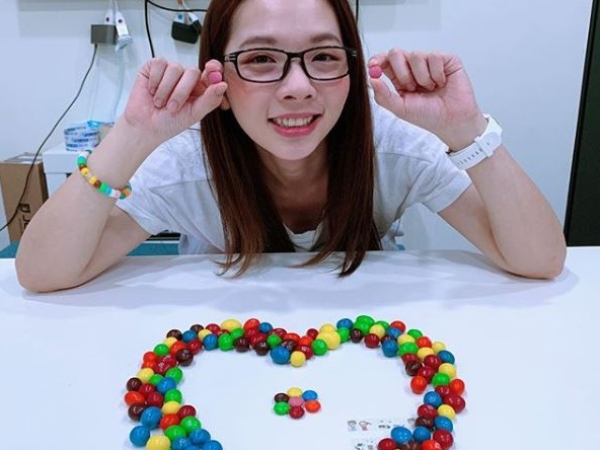 學歷普又不正？PTT論戰「滴妹到底紅什麼？」　網曝3點完勝「露溝網紅」！