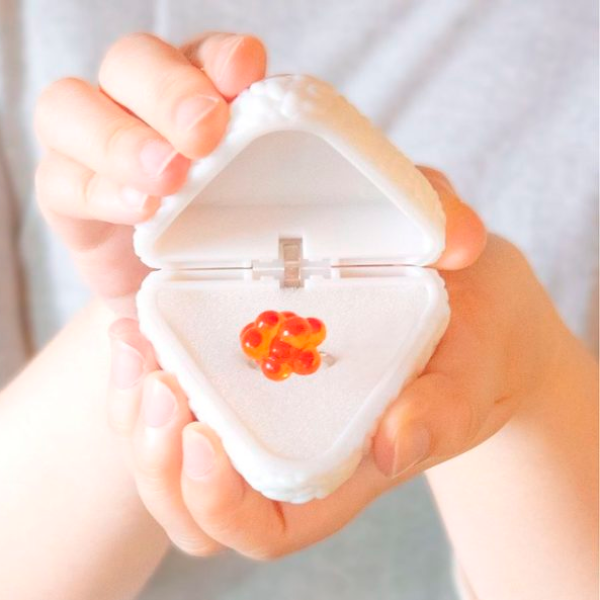 衝擊力超強！日本扭蛋就可以買到「飯糰求婚戒指」　網友：送女友會被揍死吧？