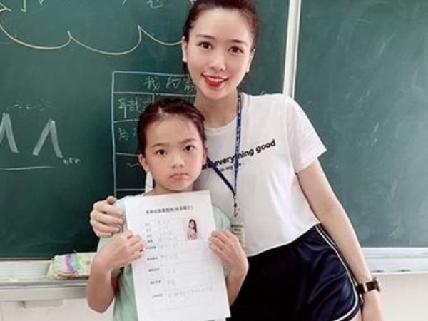【野生抓正妹❤】以後不翹課了！「真理褲美女老師」在 PTT 被推爆　網友：好想被她課後輔導...