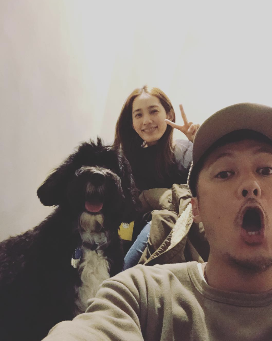 最帥老人無誤?余文樂與老婆曬「白頭偕老」照!粉絲大讚:「老了可能會炒輪椅或拐杖!」