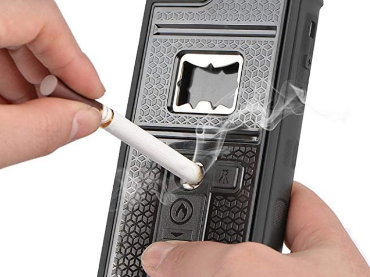 手機殼無極限！嚴選 6 款「多功能手機殼」點菸、充電、開瓶樣樣來　網友：根本手機界的小 7 店員