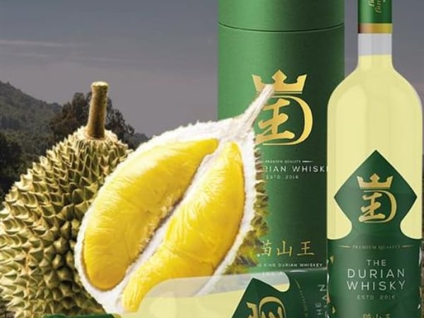 那黃黃稠稠的液體是酒!?酒商推出超獵奇「榴槤威士忌」 網友:隔著酒瓶都能聞到榴槤味⋯