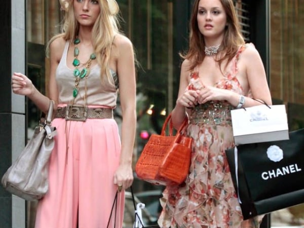 《花邊教主》回來了！回顧 Blair 、Serena 在劇中揹過的「爆款美包」　網友：以前都學她們買啊！