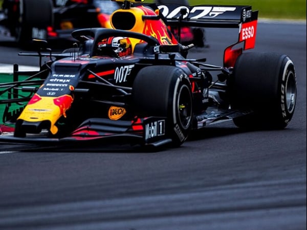 這才是真正的神隊友！Red Bull F1 紅牛車隊維修人員換 4 條輪胎僅需 1.91 秒　創下世界最快紀錄