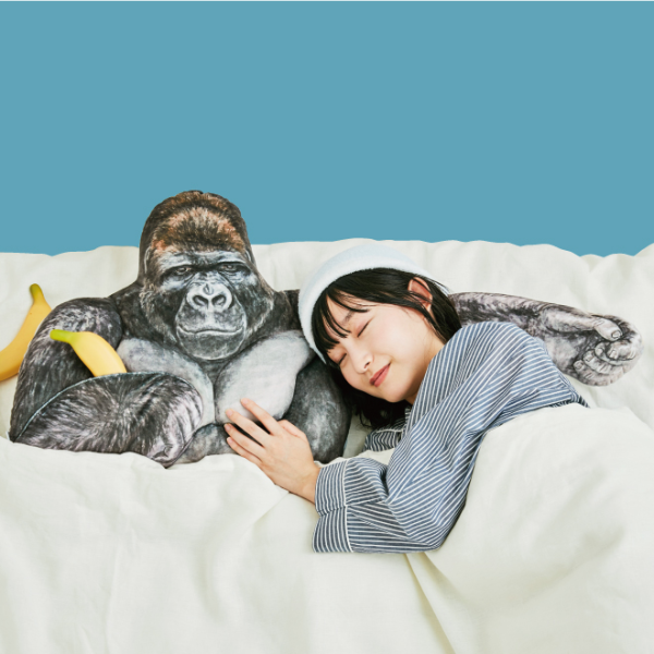 比男友的手臂還好躺！「帥哥大猩猩手臂枕頭」給你滿滿的安全感～男友：居然輸給一隻大猩猩⋯