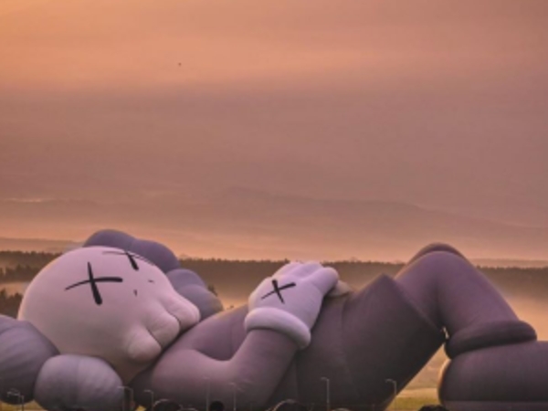 從 0 元炒到 18000！《KAWS：HOLIDAY》周邊天價漲幅曝光　又是一個荷包要崩潰的節奏