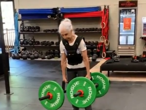 活到老健到老！美國超狂 72 歲阿嬤「健身影片」爆紅　硬舉、臥推樣樣行完虐一堆年輕人！