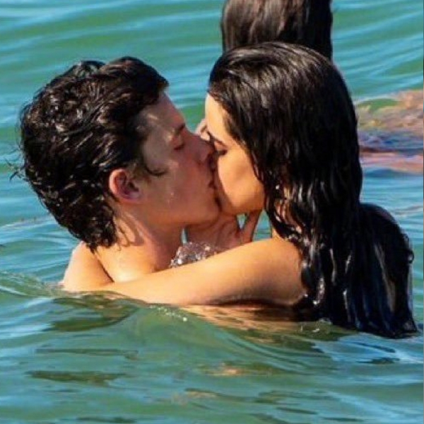 卡蜜拉水中濕吻肖恩曼德斯　邁阿密私下渡假畫面唯美到簡直像在拍 MV！