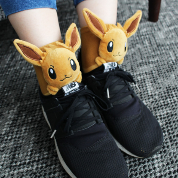 一秒變成萌妹子！日本寶可夢中心推出 9 款「立體伊布短襪」　你敢穿出門嗎？