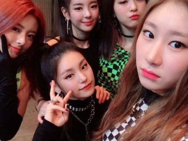 不要再穿一樣的制服了！從 ITZY 身上看出現在正妹穿搭的「必備元素」！網友：都看到膩了⋯