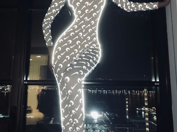 再不認識就太俗！明星狂穿、IG 狂洗的「彎月 logo」什麼來頭？Nike 搶合作、老佛爺也讚譽有加！