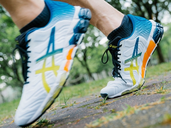 【操跑日記】跑鞋該怎麼選?Nike、adidas 等 5 家跑鞋實測,編輯告訴你「中底」是關鍵!