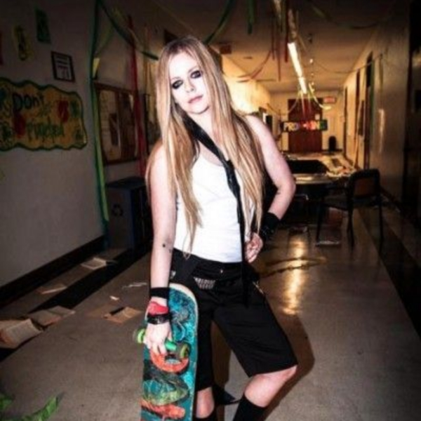 還是那個叛逆少女！艾薇兒再玩滑板重現〈Sk8er Boi〉身影　粉絲感動「滿滿的回憶殺」！