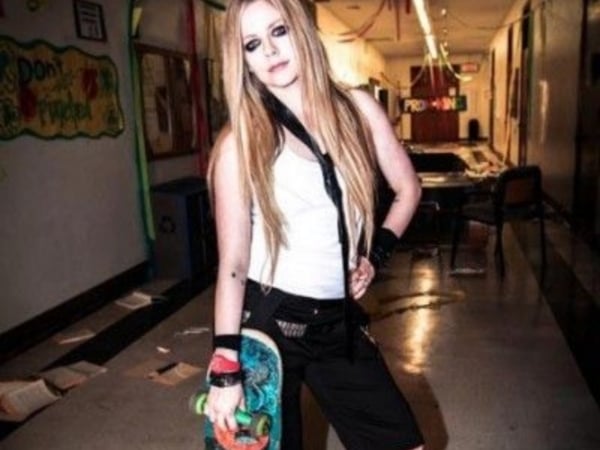 還是那個叛逆少女！艾薇兒再玩滑板重現〈Sk8er Boi〉身影　粉絲感動「滿滿的回憶殺」！