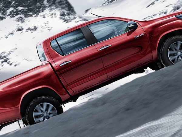 軍規等級的強悍巨獸來襲！TOYOTA HILUX 皮卡在台上市　只要 136 萬起就能開回家